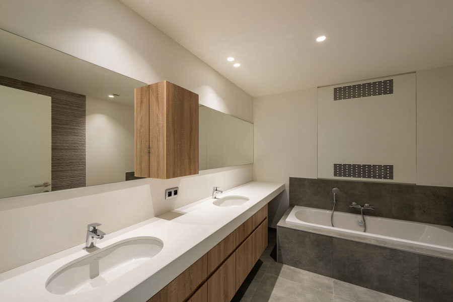 Moderne keuken en leefruimte met zicht op Hasselt