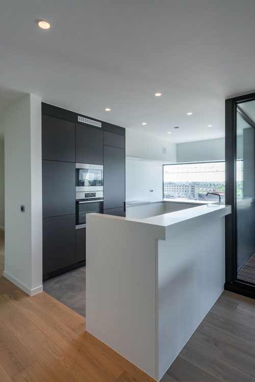 Modern uitgeruste keuken met hoogwaardige toestellen, Zicht vanuit de keuken op Hasselt centrum, appartement 10.A