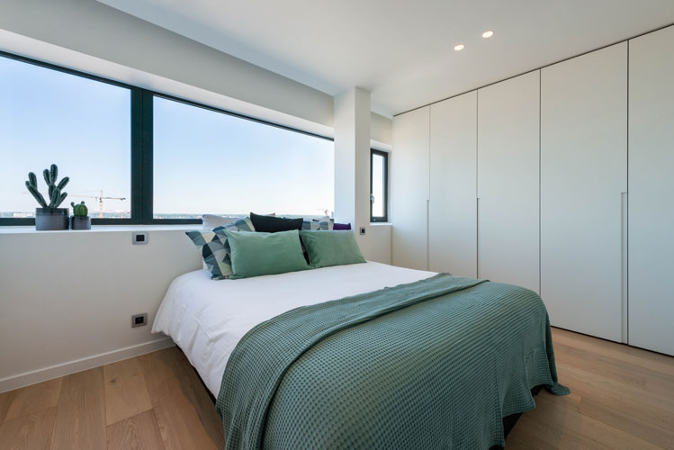 Slaapkamer met op maat gemaakte kasten en veel lichtinval, appartement 10.B