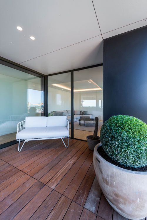 Inpandig terras met loungemeubel en groene aankleding, appartement 10.B