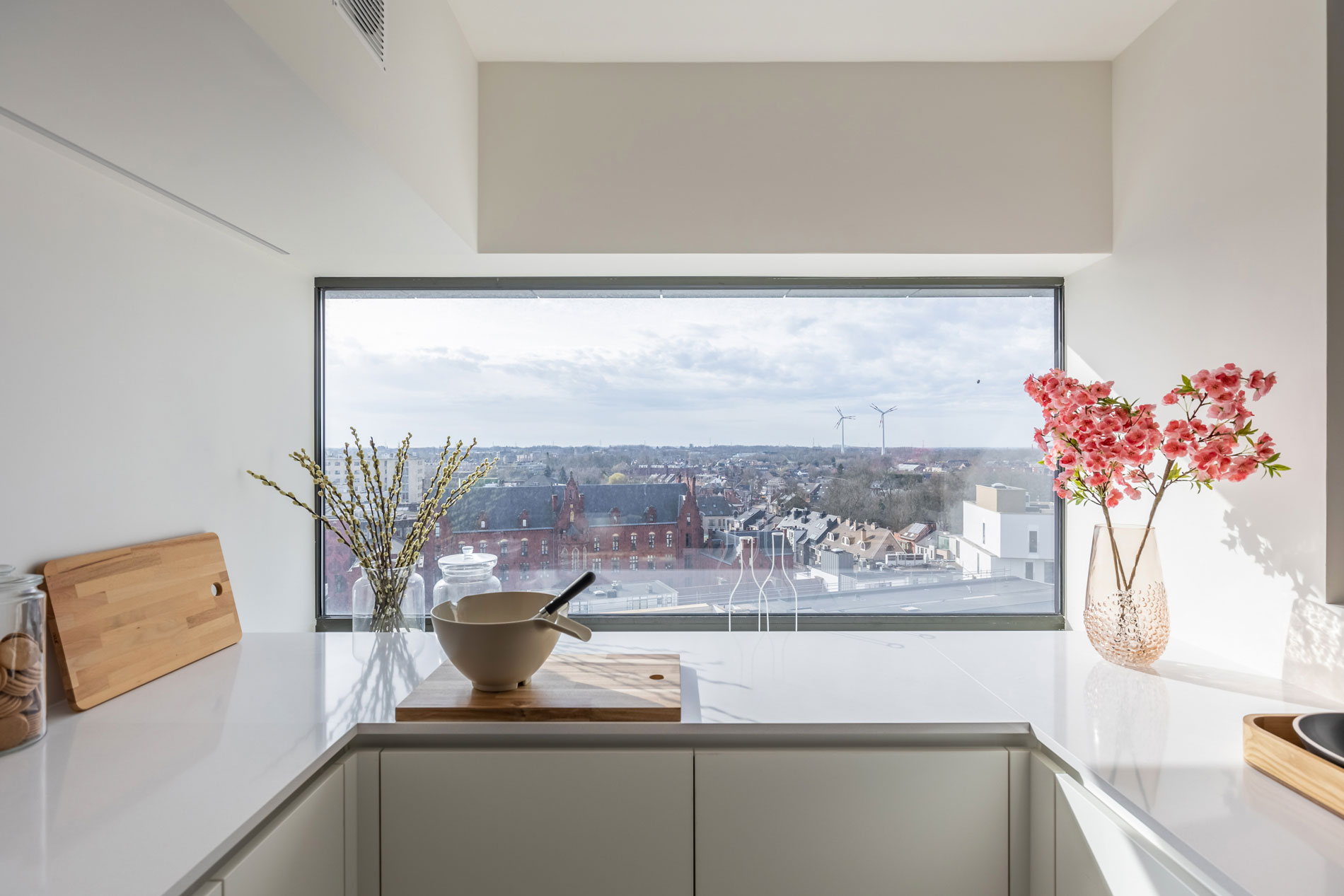 Modern uitgeruste keuken met hoogwaardige toestellen, Zicht vanuit de keuken op Hasselt centrum, appartement 10.A