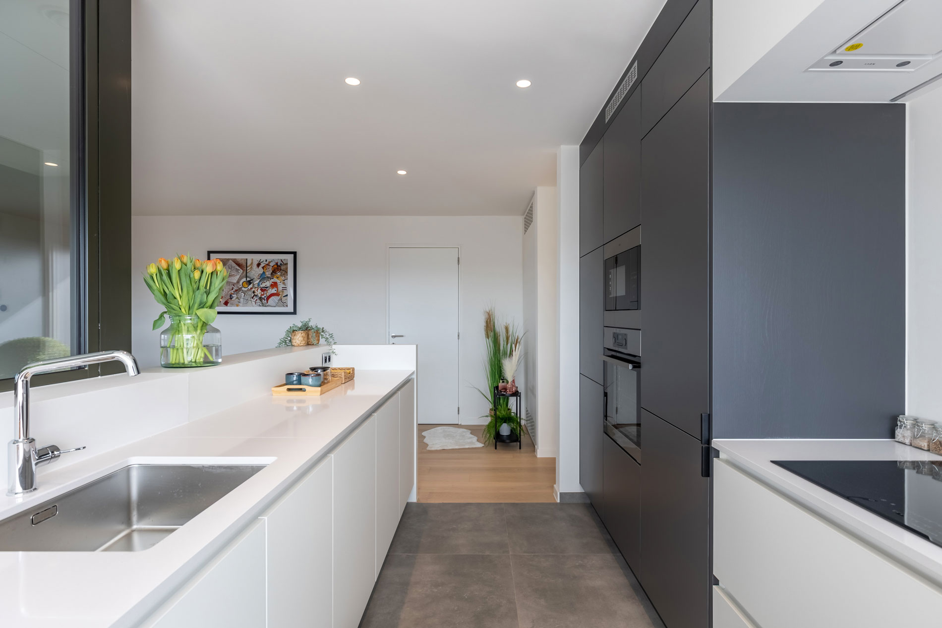 Modern uitgeruste keuken met hoogwaardige toestellen, Zicht vanuit de keuken op Hasselt centrum, appartement 10.A