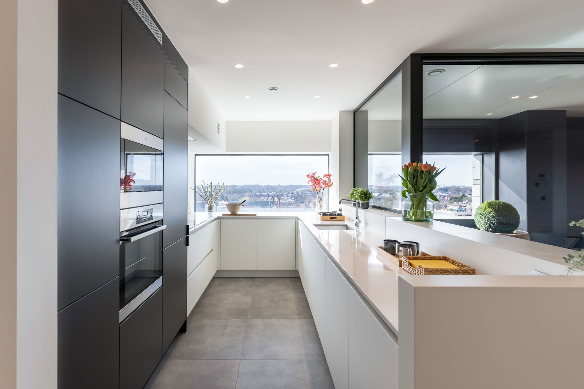 Luxueuze badkamer met prachtig zicht op Hasselt,Zicht vanuit de keuken op Hasselt centrum, appartement 10.A