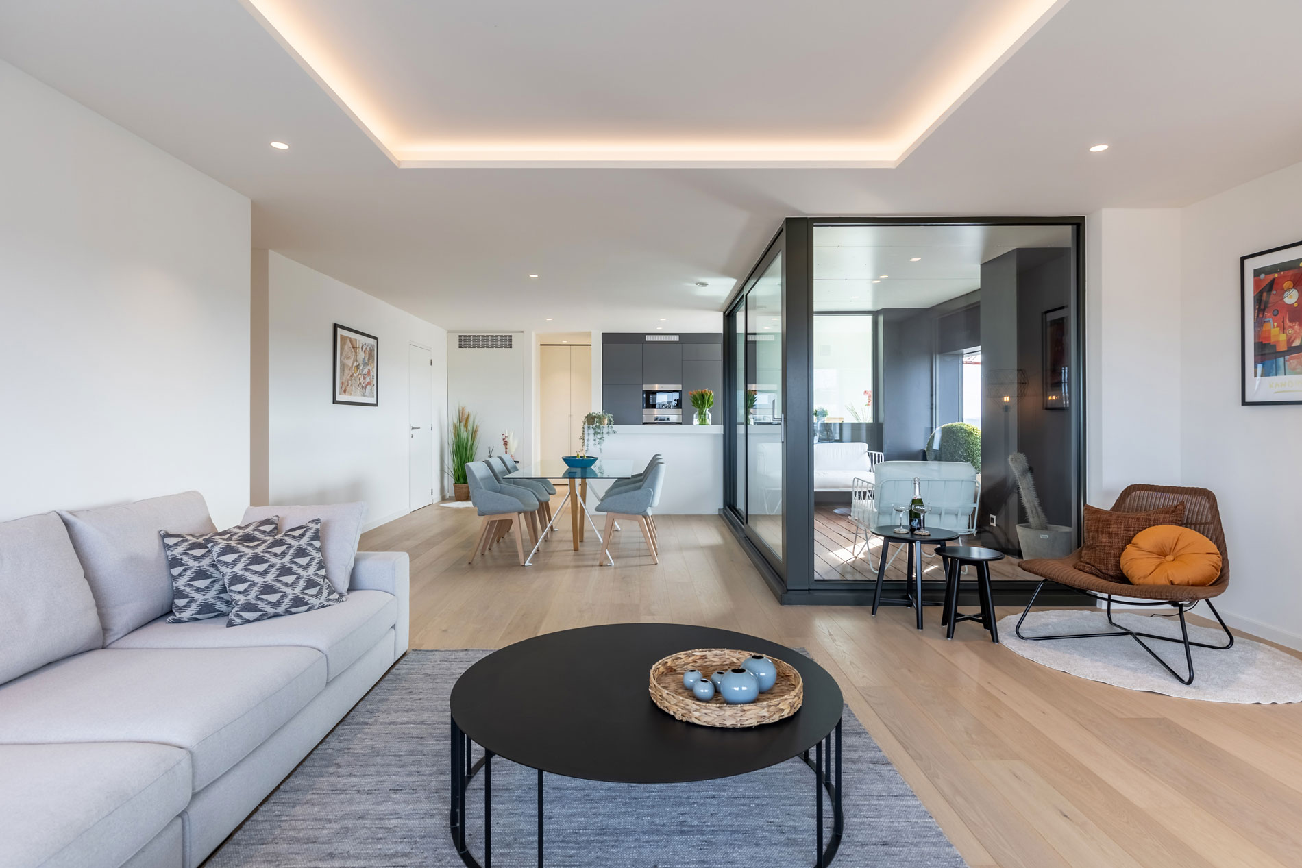 Moderne keuken en leefruimte met zicht op Hasselt