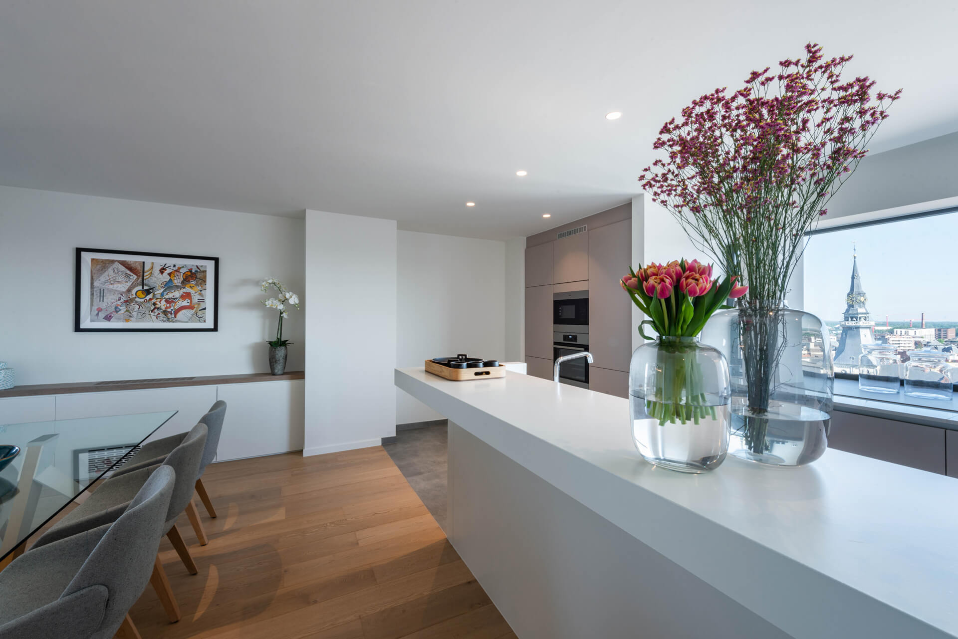 Moderne keuken en leefruimte met zicht op Hasselt